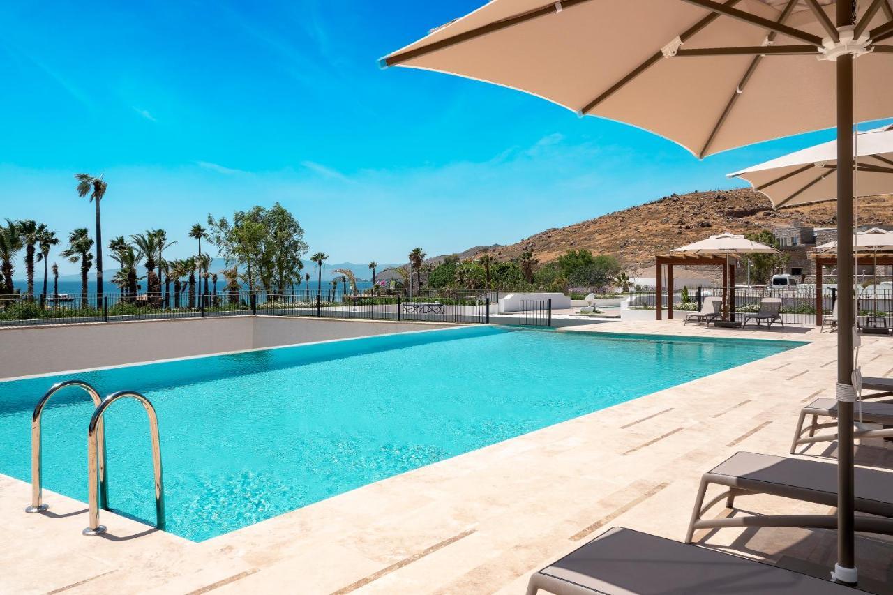 Radisson Collection Hotel, Bodrum Akyarlar Exterior foto The pool at the hotel