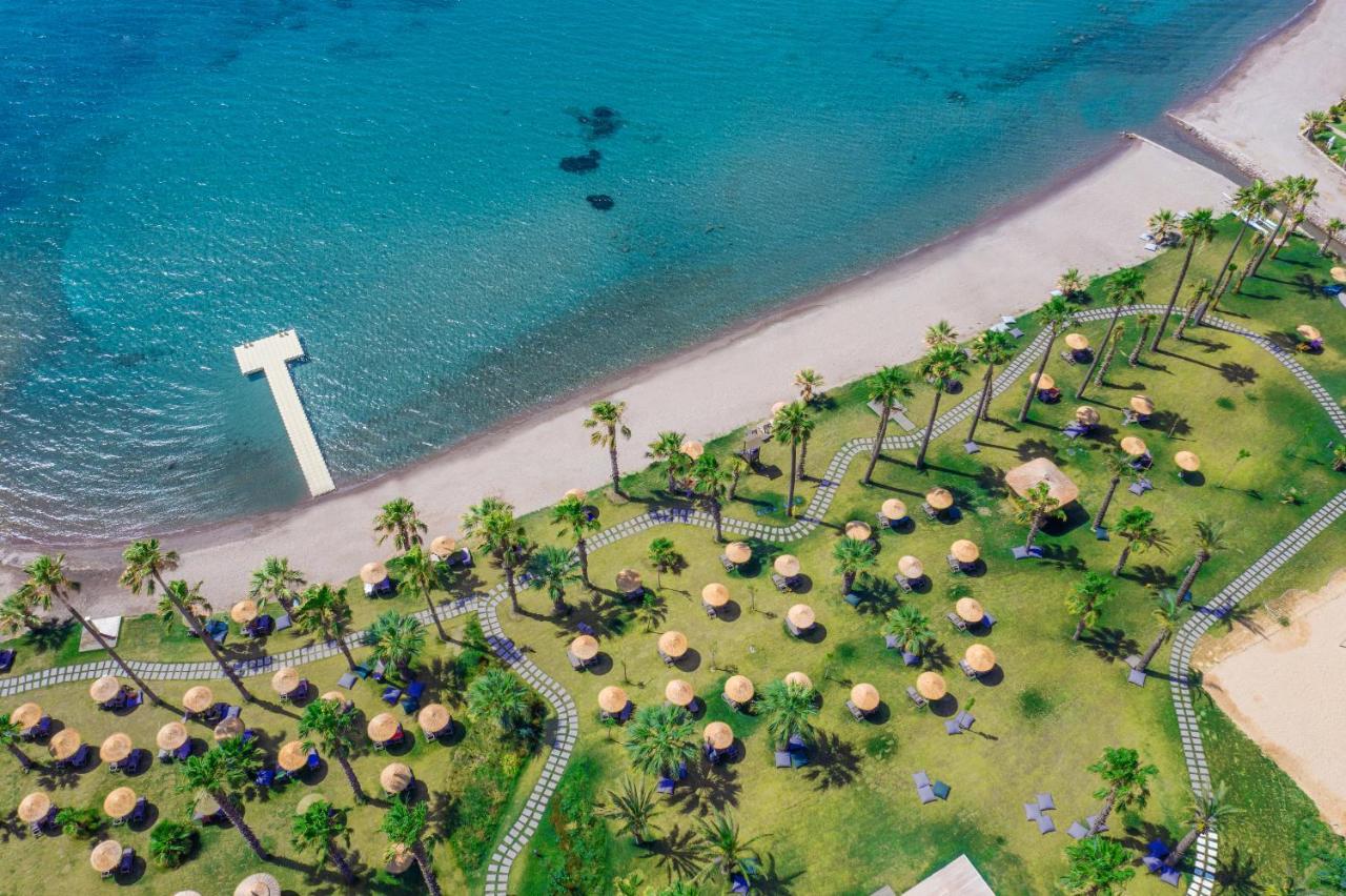 Radisson Collection Hotel, Bodrum Akyarlar Exterior foto Aerial view of the beach at the resort